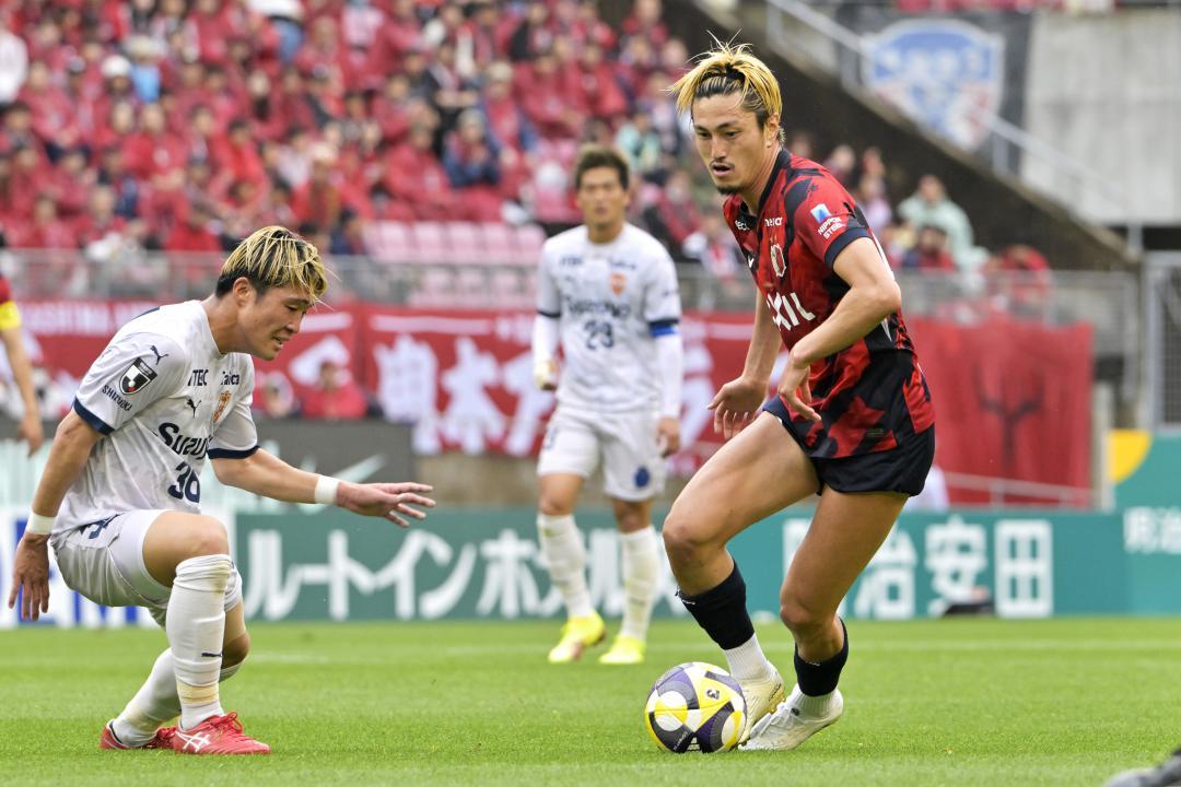 鹿島-清水 前半30分、相手をかわす鹿島・鈴木(右)=カシマスタジアム