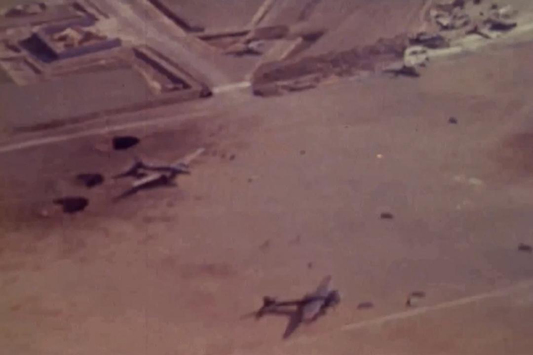 空襲を受ける大分海軍航空基地=1945年3月18日、米軍機から撮影(豊の国宇佐市塾提供)