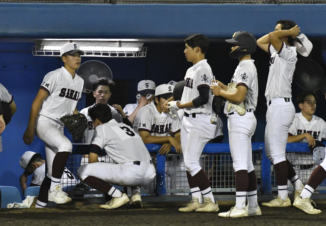 専大松戸に敗れ、初戦の2回戦敗退が決まり、肩を落とす境ナイン=ノーブルホーム水戸