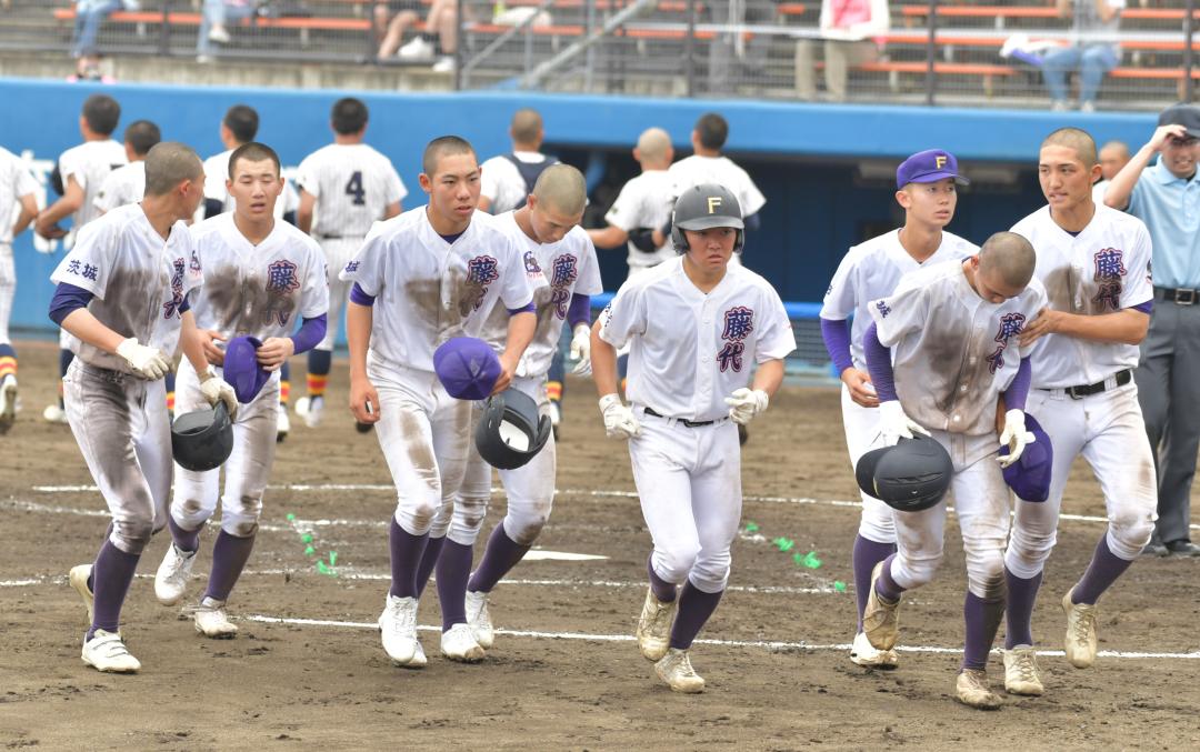 帝京三に敗れ、1回戦敗退が決まり、肩を落とす藤代ナイン=ノーブルホーム水戸