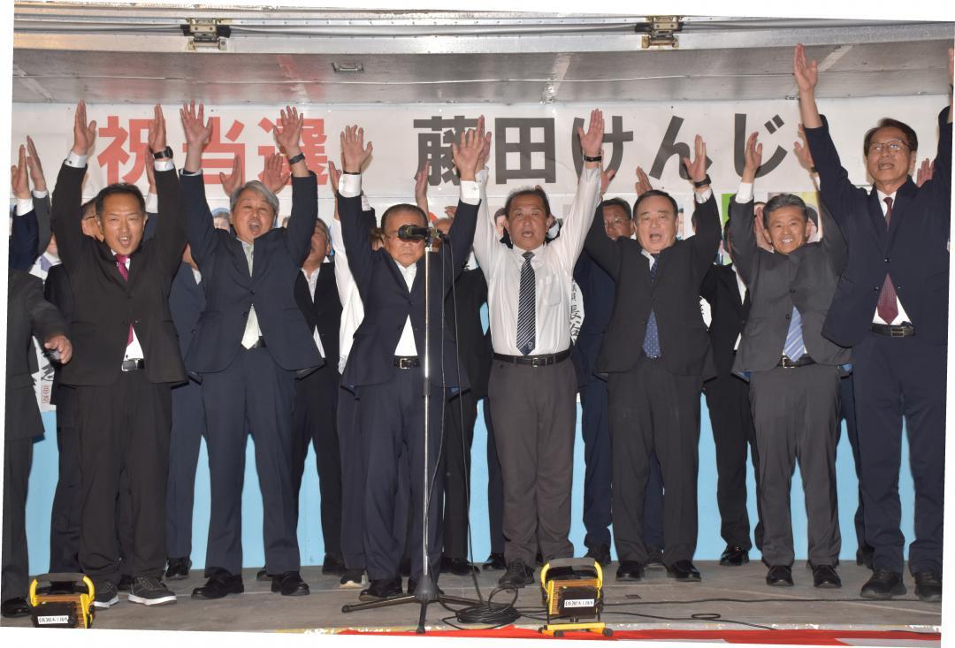 初当選し、支持者らと万歳をする藤田謙二氏(中央)=18日午後9時50分ごろ、常陸太田市馬場町