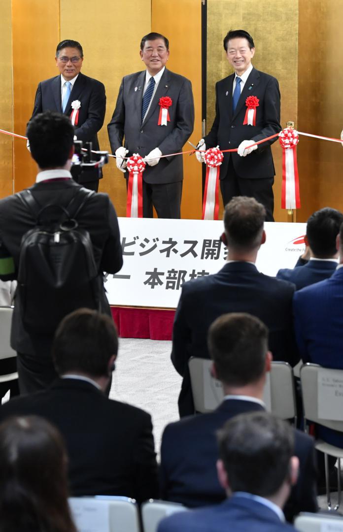 産業技術総合研究所の新たな研究拠点が完成し、落成式でテープカットを行う石破茂首相ら関係者=つくば市梅園