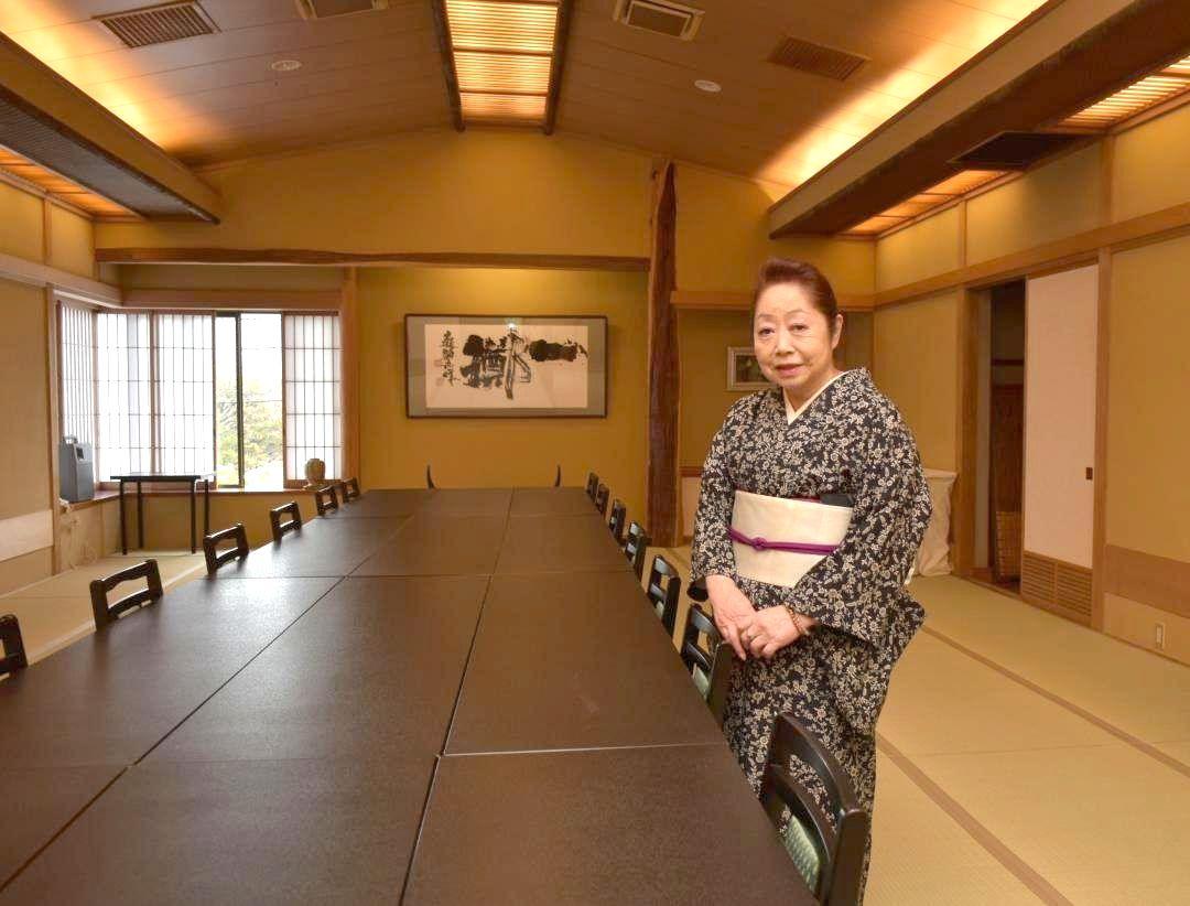 将棋の名人戦第5局の対局会場となるホテル山水の「吉祥の間」。床の間には高橋采子社長が依頼した書「一擲」が飾られた=古河市中央町
