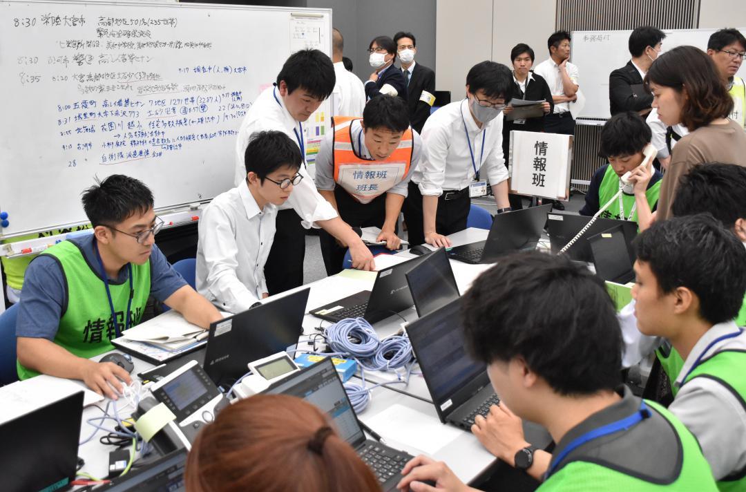 収集した情報を確認、共有する県職員ら=県庁
