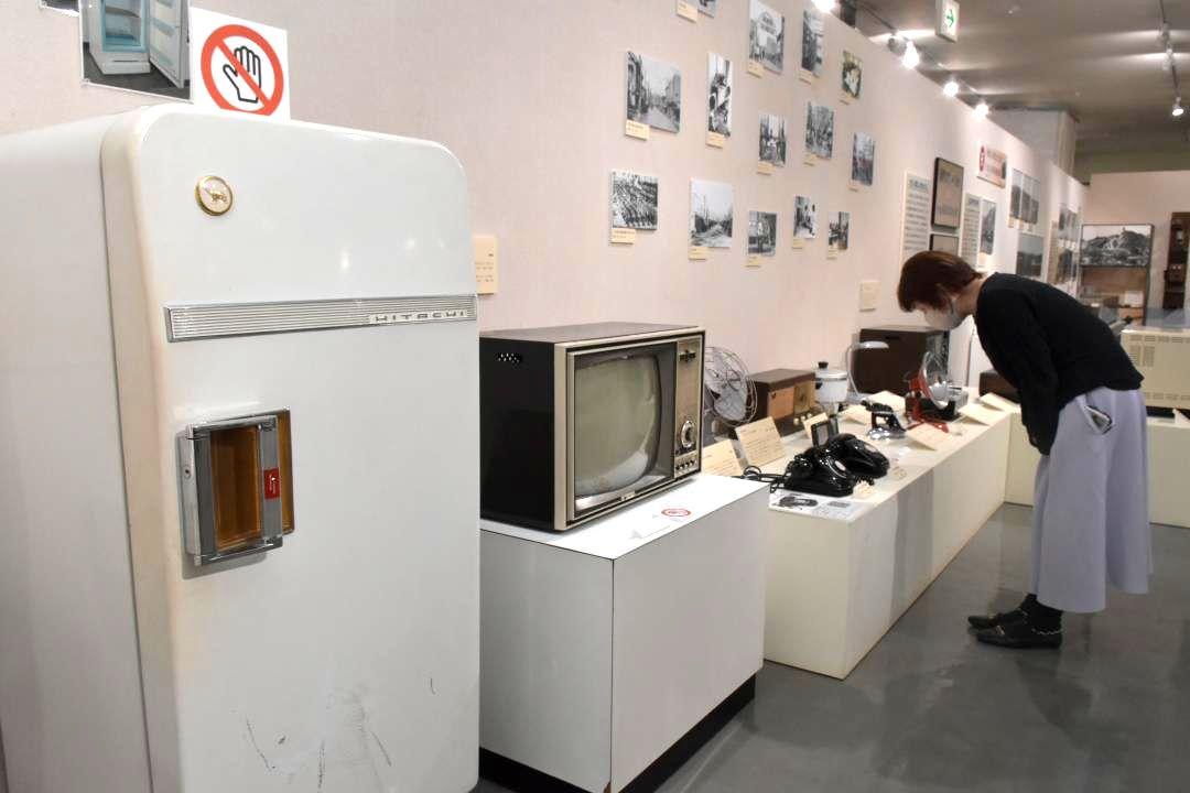 日立製作所製の冷蔵庫やテレビなど「昭和家電」が展示されている=日立市宮田町
