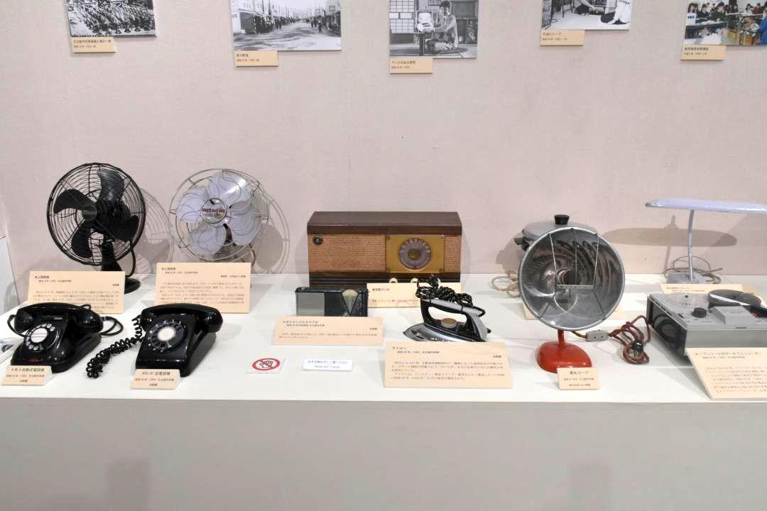 日立製作所製の電話機やラジオなどの製品=日立市宮田町