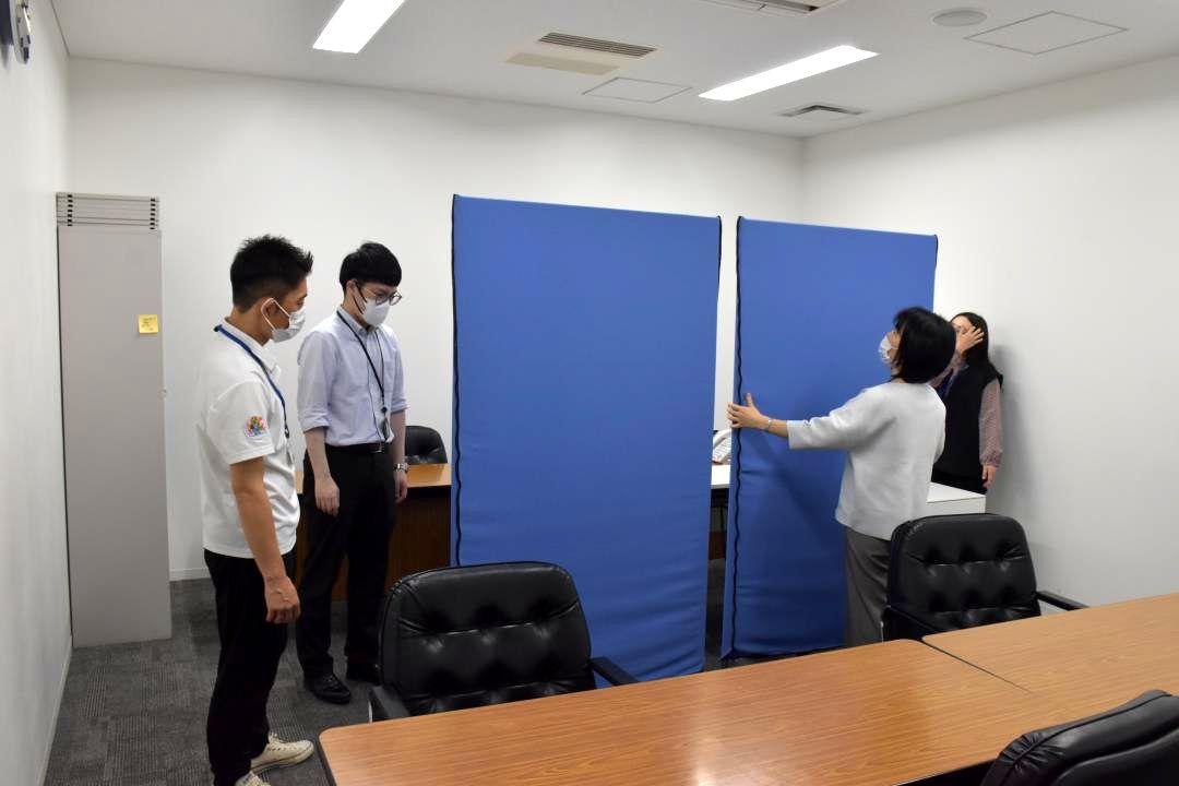 改正戸籍法関連の事務処理や市民への臨時窓口となる会議室で準備を進める水戸市職員=同市役所
