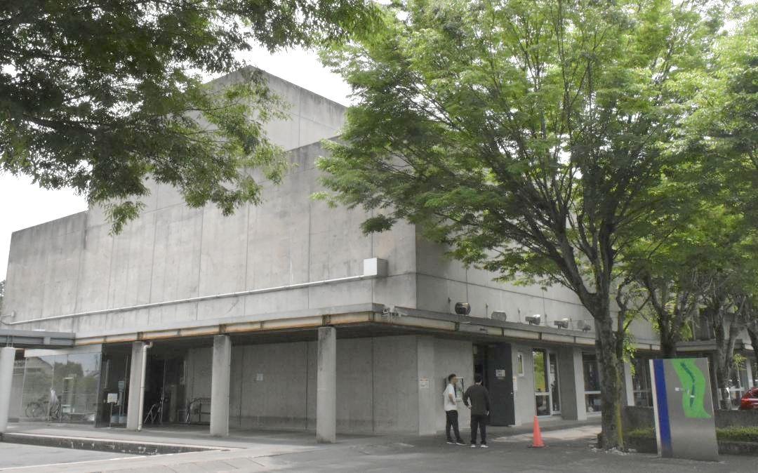 閉鎖が決まった温水プールのある古河スポーツ交流センターの「スポーツ棟」=古河市立崎
