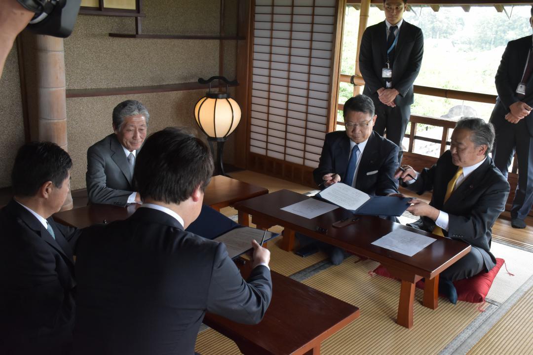 水戸藩にゆかりのある水戸市と文京区が、文化や教育、災害対応などさまざまな分野での連携を目指し、協定を結んだ=水戸市常磐町