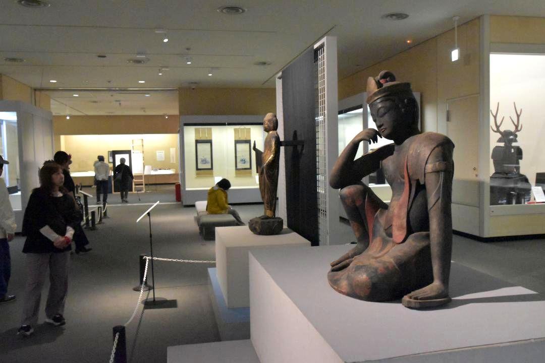 常陸平氏ゆかりの仏像や絵図、文書を集め、約600年続いた武士団の系譜をたどる=水戸市緑町の県立歴史館
