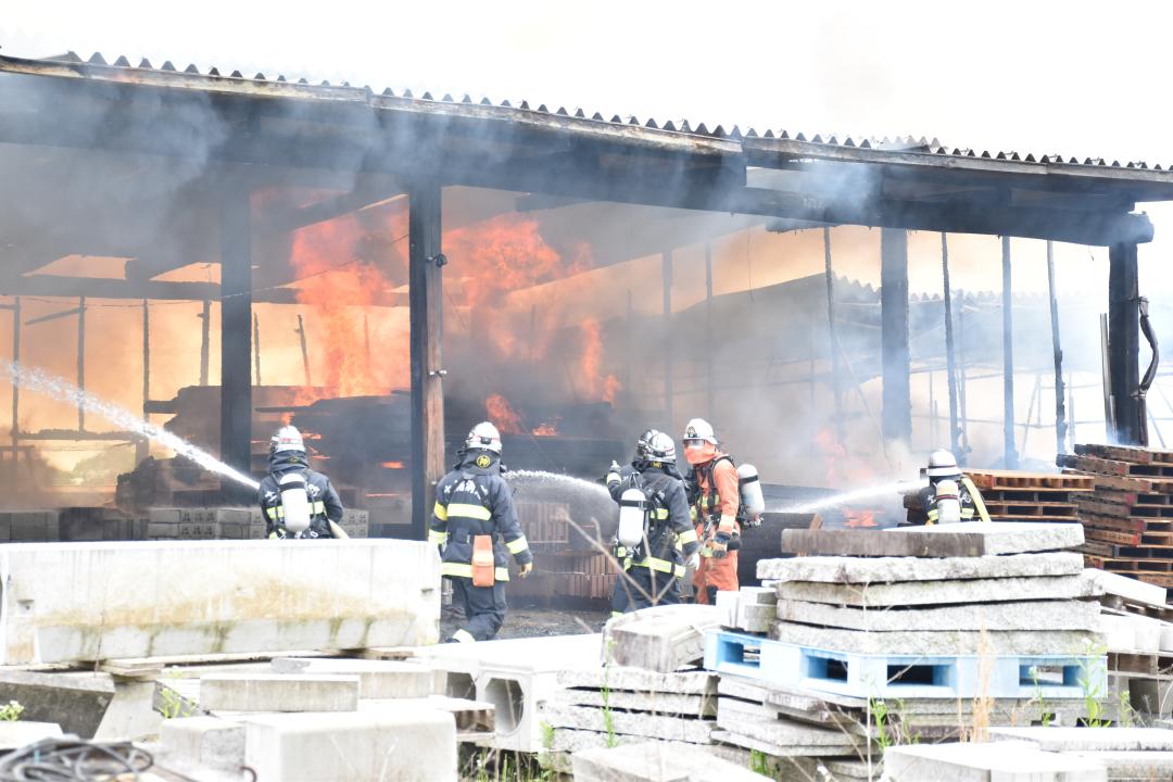 消火活動に当たる消防署員=23日午後1時45分ごろ、土浦市中貫