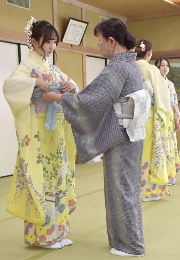 夏用の振り袖の着付けを学ぶ水戸の梅大使ら=水戸市柳町