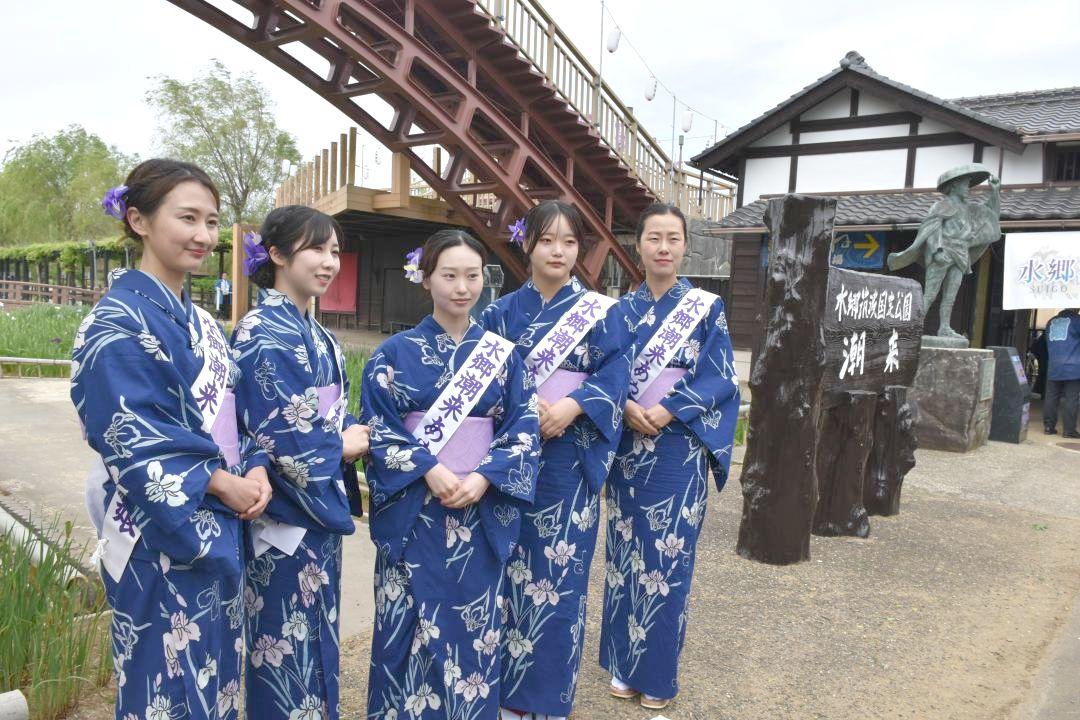 まつり期間中に観光客らをおもてなしする「あやめ娘」=潮来市あやめ