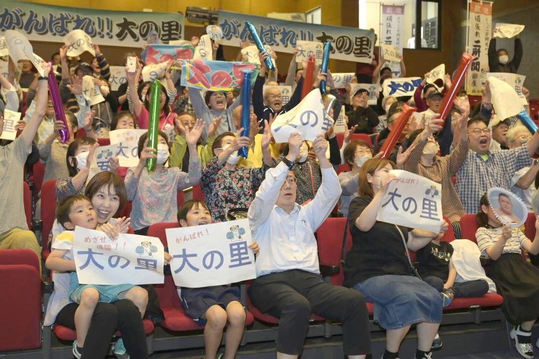 大の里が2場所連続4度目の優勝を果たし歓声に沸くパブリックビューイング会場=阿見町本郷