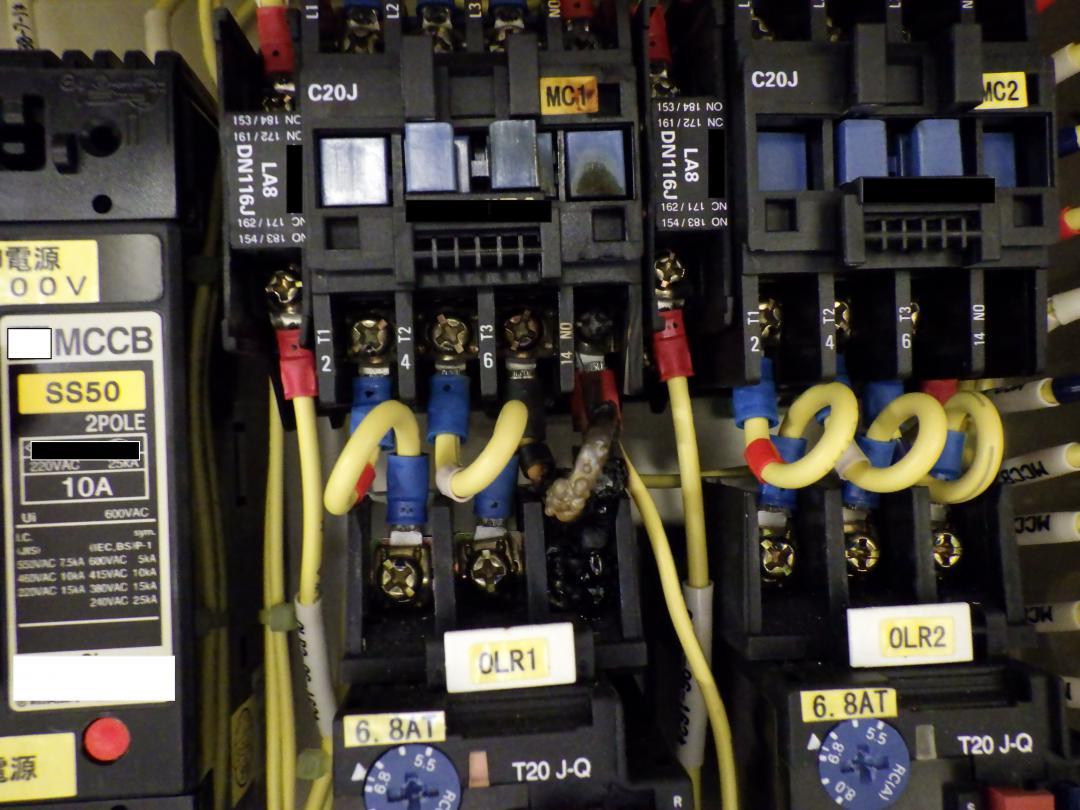 放射性ガスの検知設備の分電盤内にある端子台。中央部に焦げ跡(日本原子力研究開発機構提供)