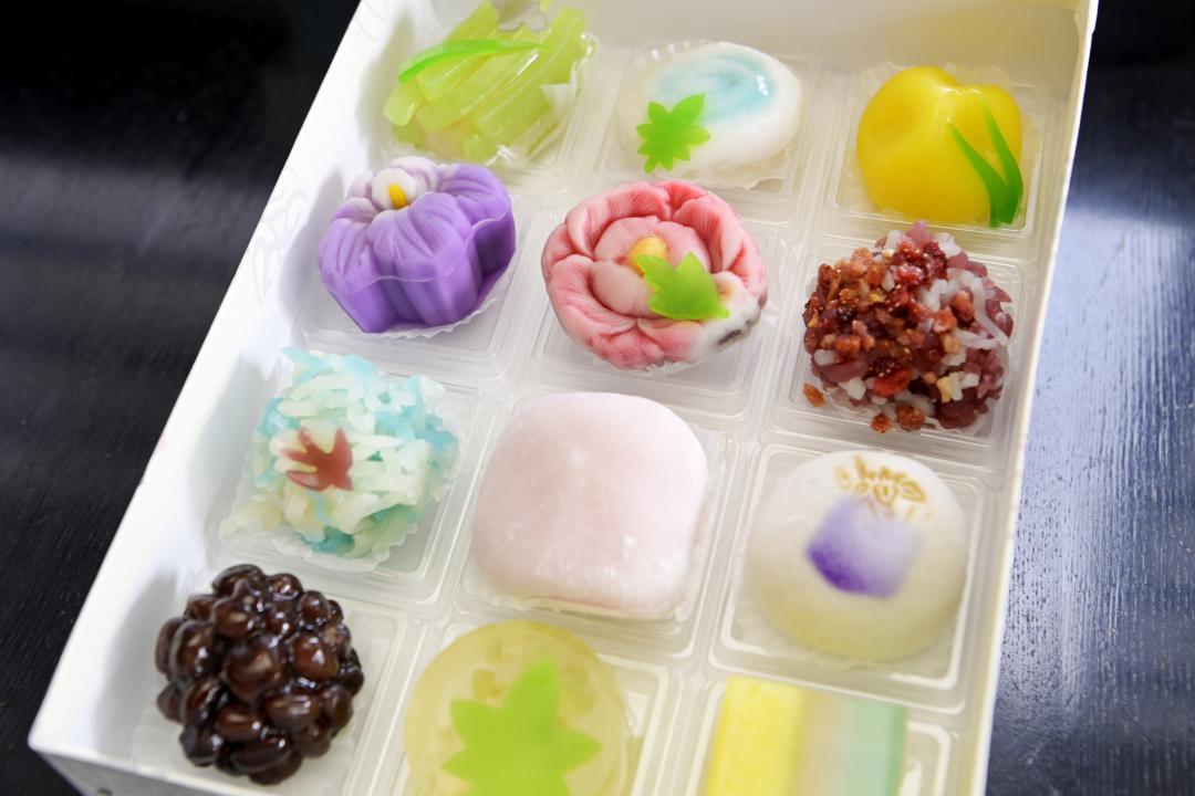 色や形、味わいなど季節を表現した上生菓子