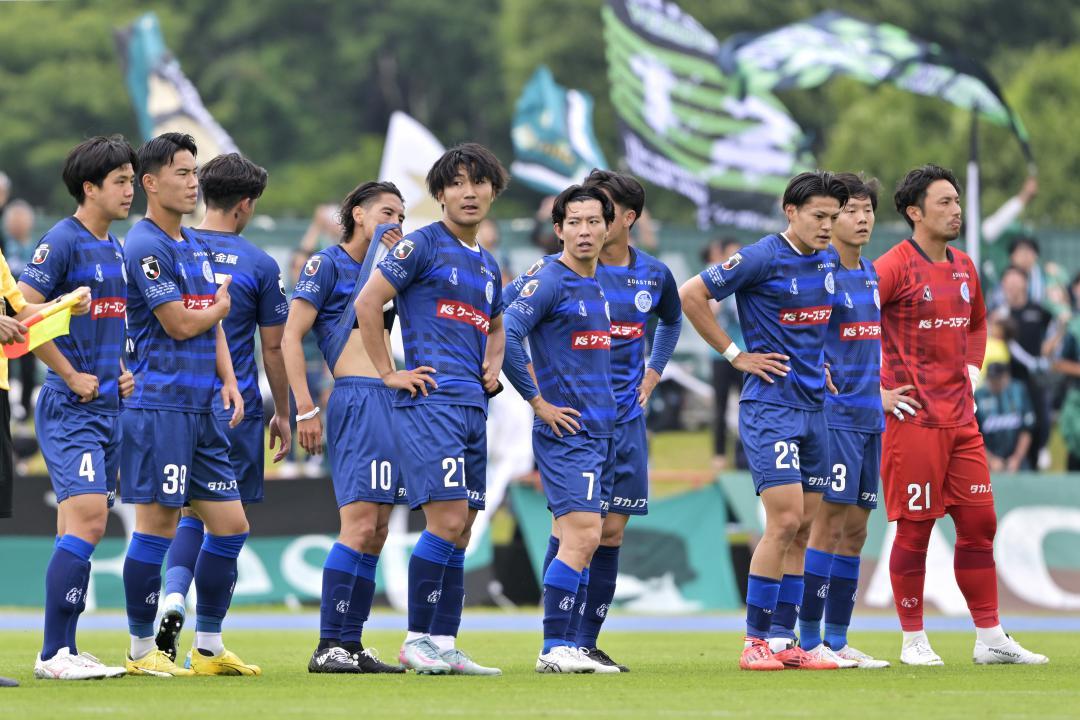 相模原に敗れ1回戦敗退となり、肩を落とす水戸イレブン=ケーズデンキスタジアム水戸