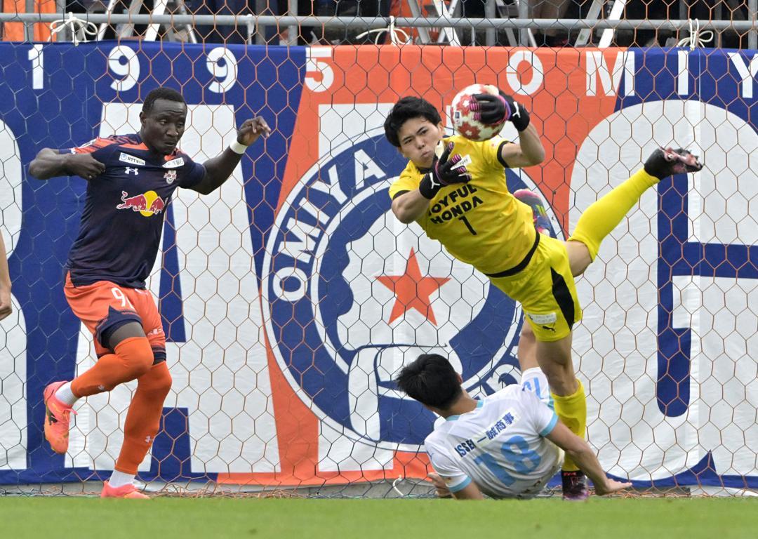 大宮-筑波大 後半4分、ゴールを守る筑波大のGK佐藤=NACK5スタジアム大宮