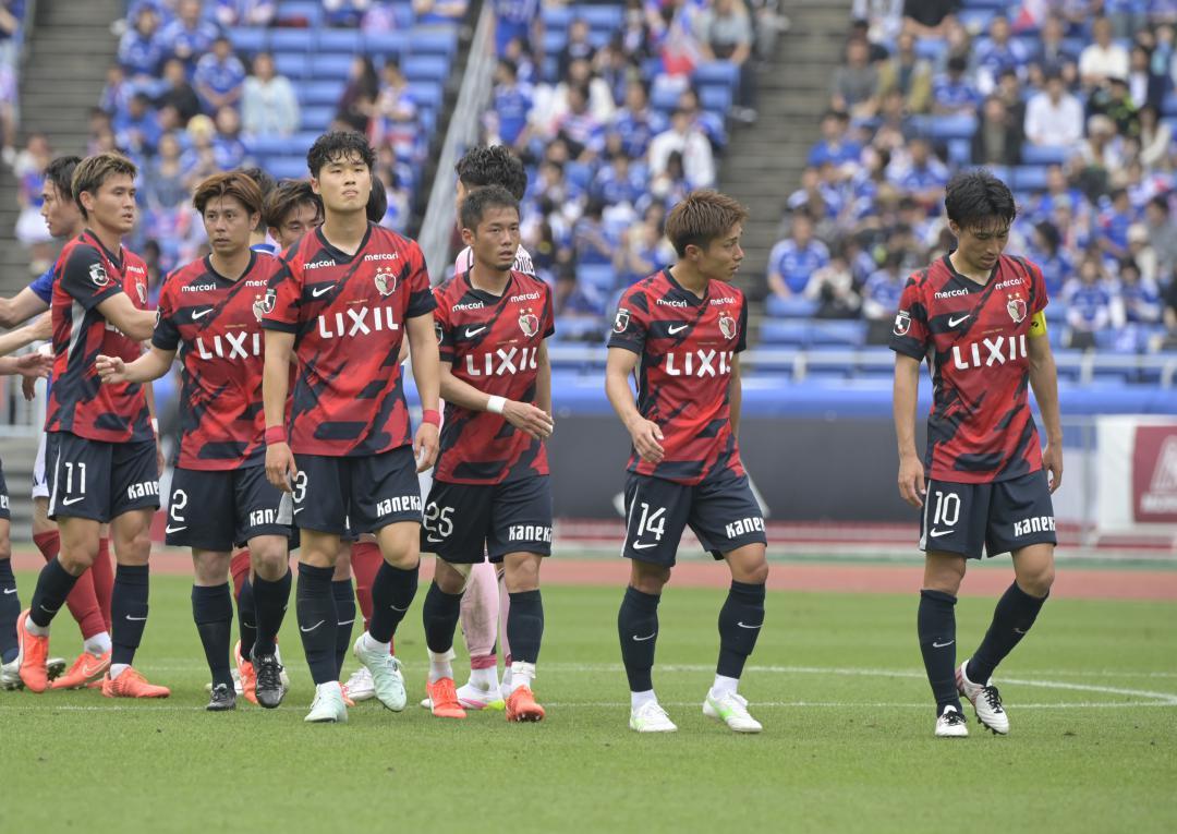 横浜M-鹿島 試合終了後、肩を落としぼうぜんとする鹿島の選手ら=日産スタジアム