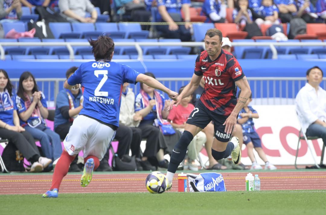 横浜M-鹿島 前半10分、ドリブルで駆け上がる鹿島・チャブリッチ(右)=日産スタジアム