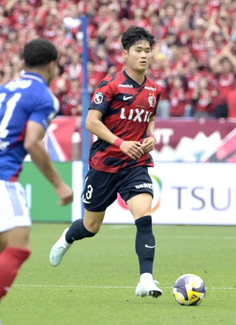 横浜M-鹿島 前半29分、ドリブルでラインを上げる鹿島・金太鉉=日産スタジアム