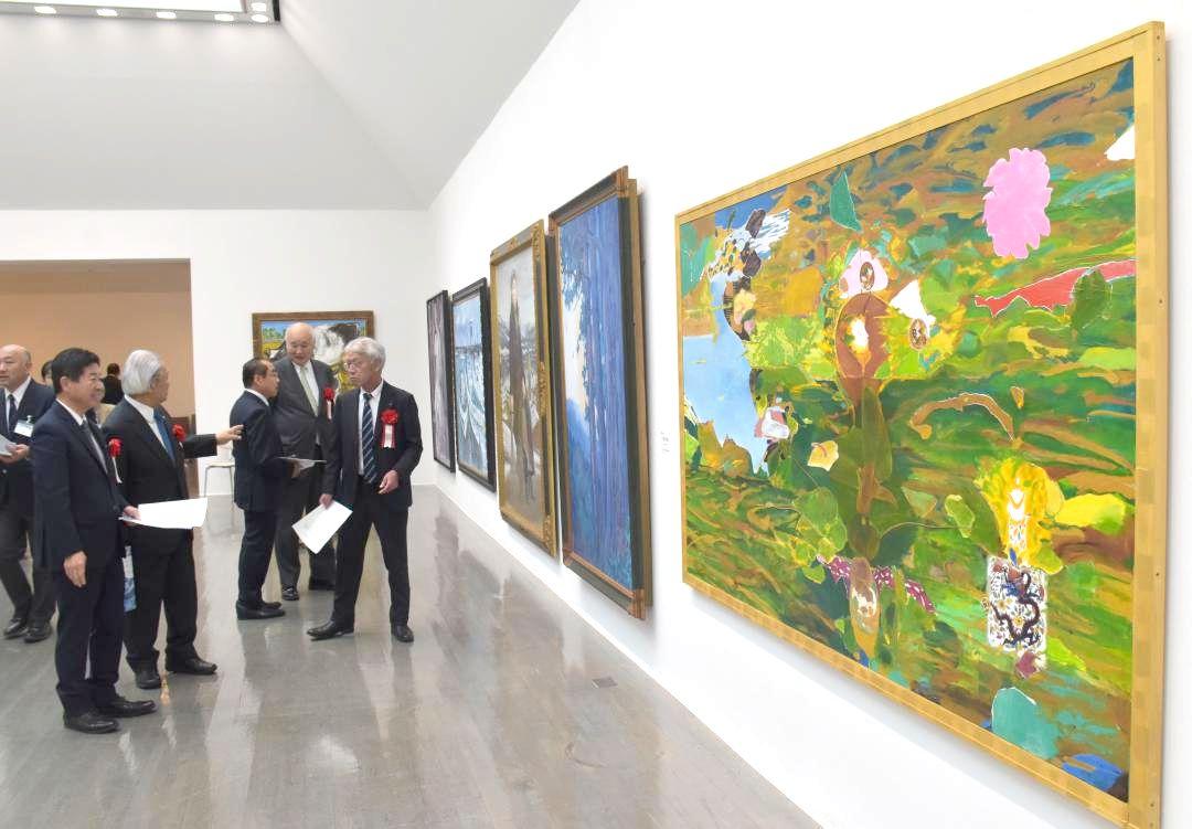 水戸市芸術祭美術展覧会第1期の内覧会で、作品を鑑賞する関係者たち=同市五軒町の水戸芸術館
