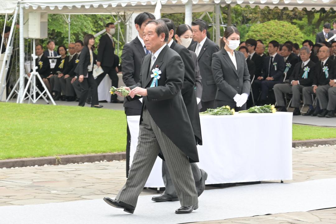 献花に向かう額賀福志郎衆院議長=東京都千代田区
