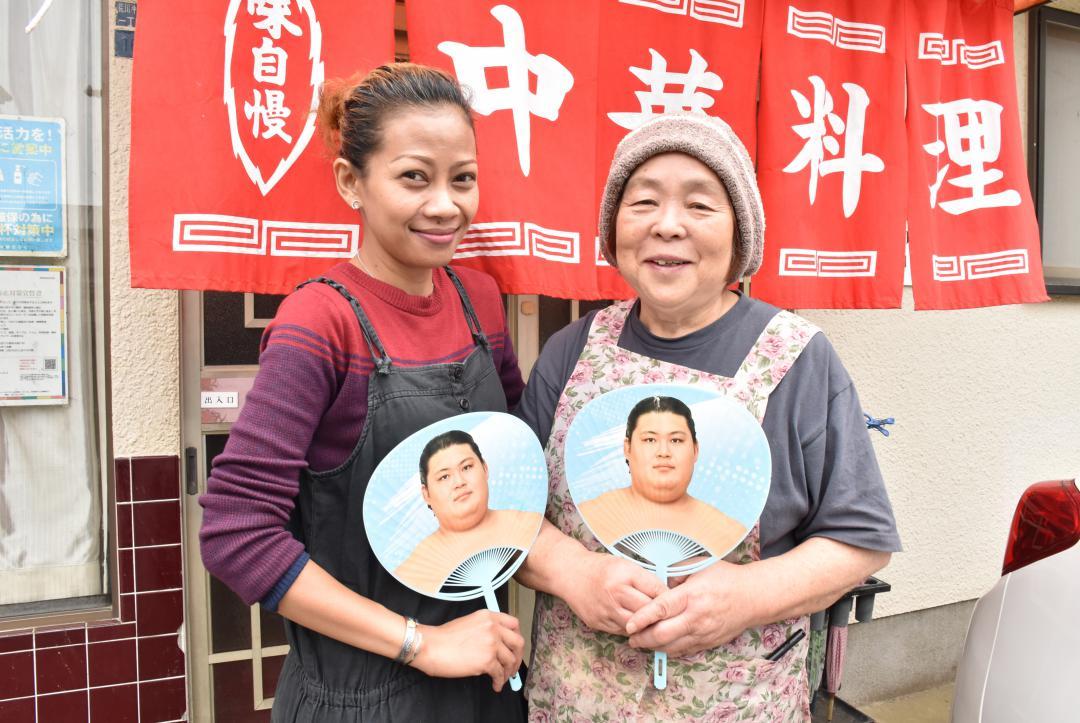 中華料理「きらく」の店主、坂入れい子さん(右)と従業員の稲葉リンダさん=土浦市荒川沖西
