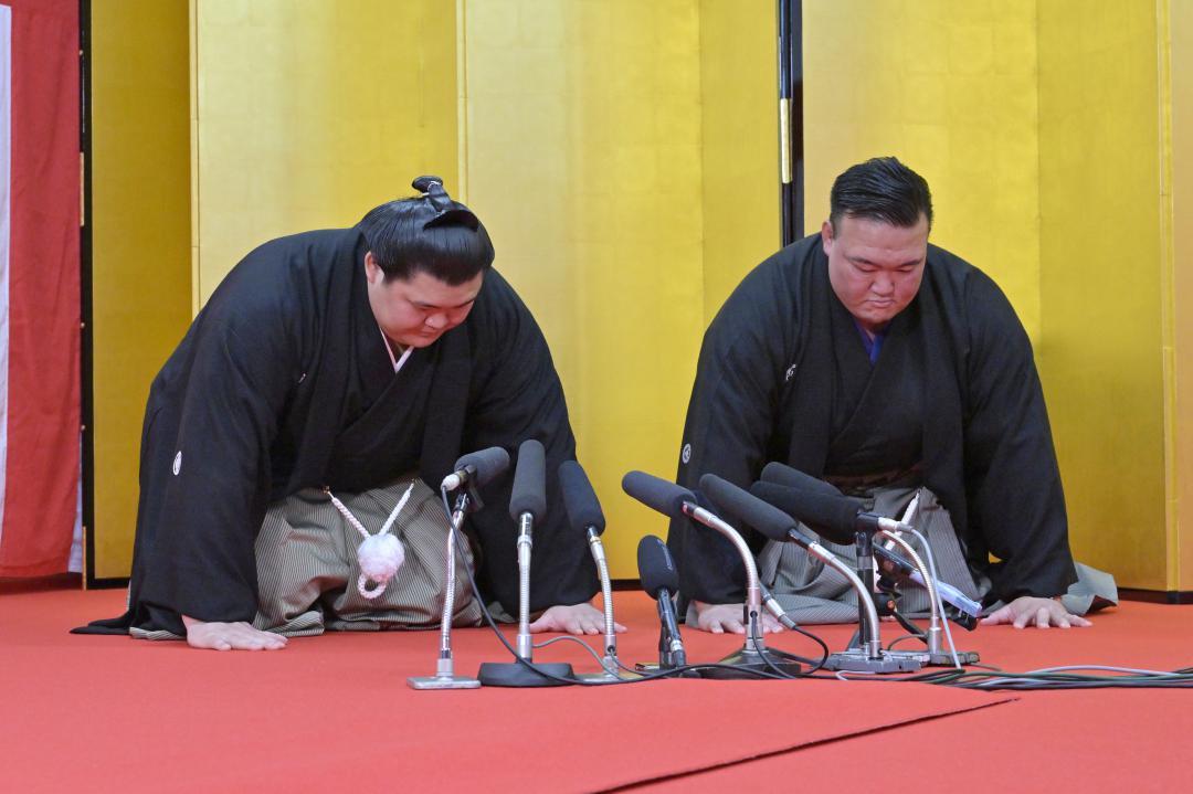 横綱昇進の伝達式で、口上を述べる大の里(左)。右は二所ノ関親方=28日午前、阿見町荒川本郷の二所ノ関部屋
