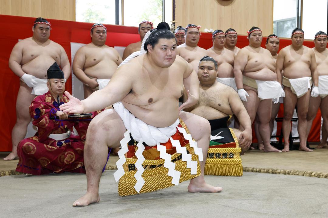 「綱打ち」を行い、土俵入りの練習をする横綱大の里=29日、阿見町の二所ノ関部屋(代表撮影)