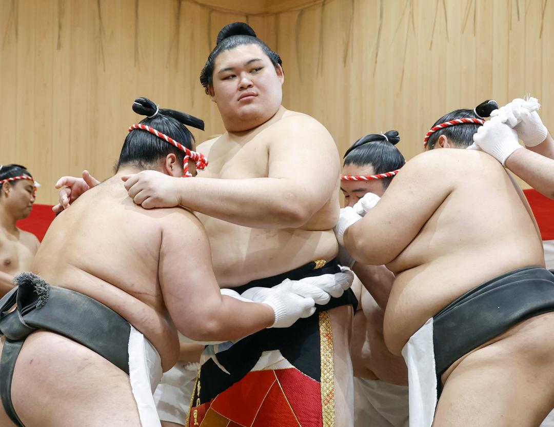 「綱打ち」で新しい綱を締める横綱大の里=29日、阿見町の二所ノ関部屋(代表撮影)