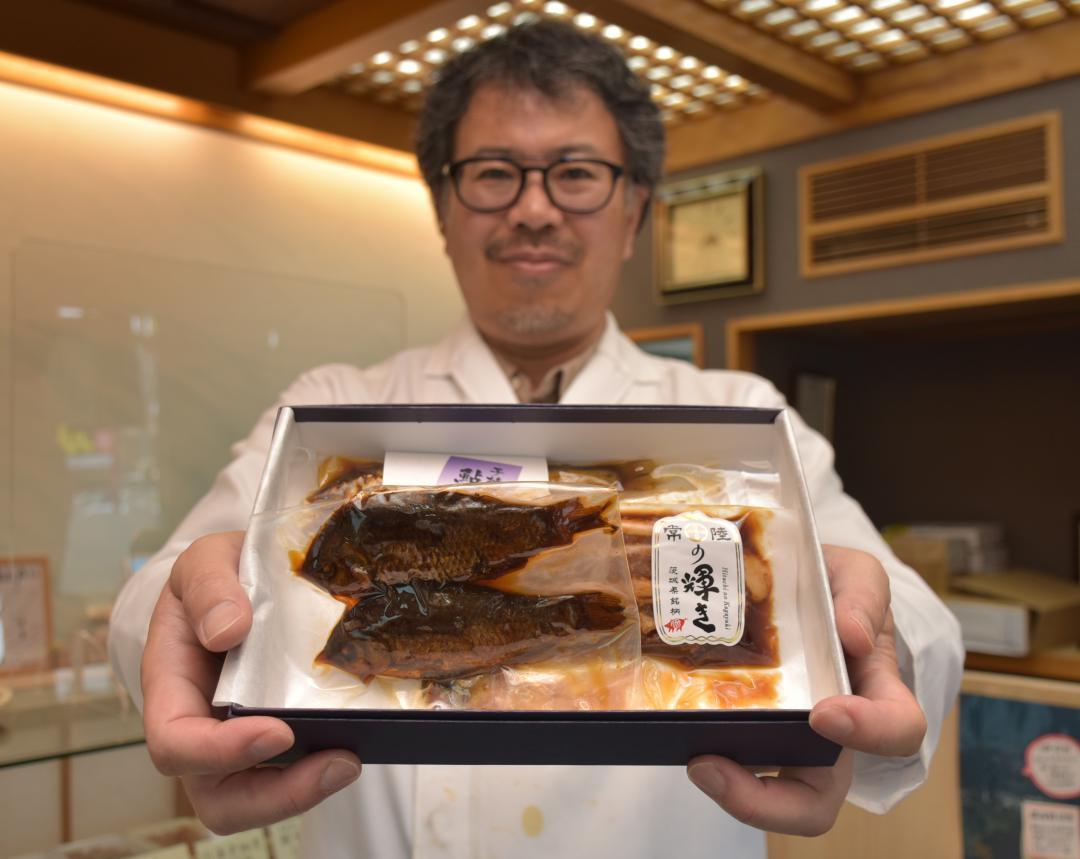 藤井聡太名人が食べた「鮒甘露煮」などが入った野村甘露煮店の甘露煮3点セット=古河市本町