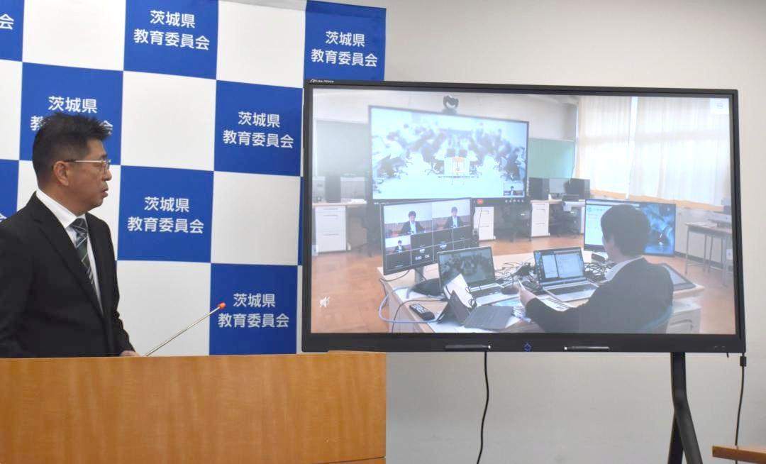 遠隔授業について説明する柳橋常喜教育長(左)=水戸市笠原町