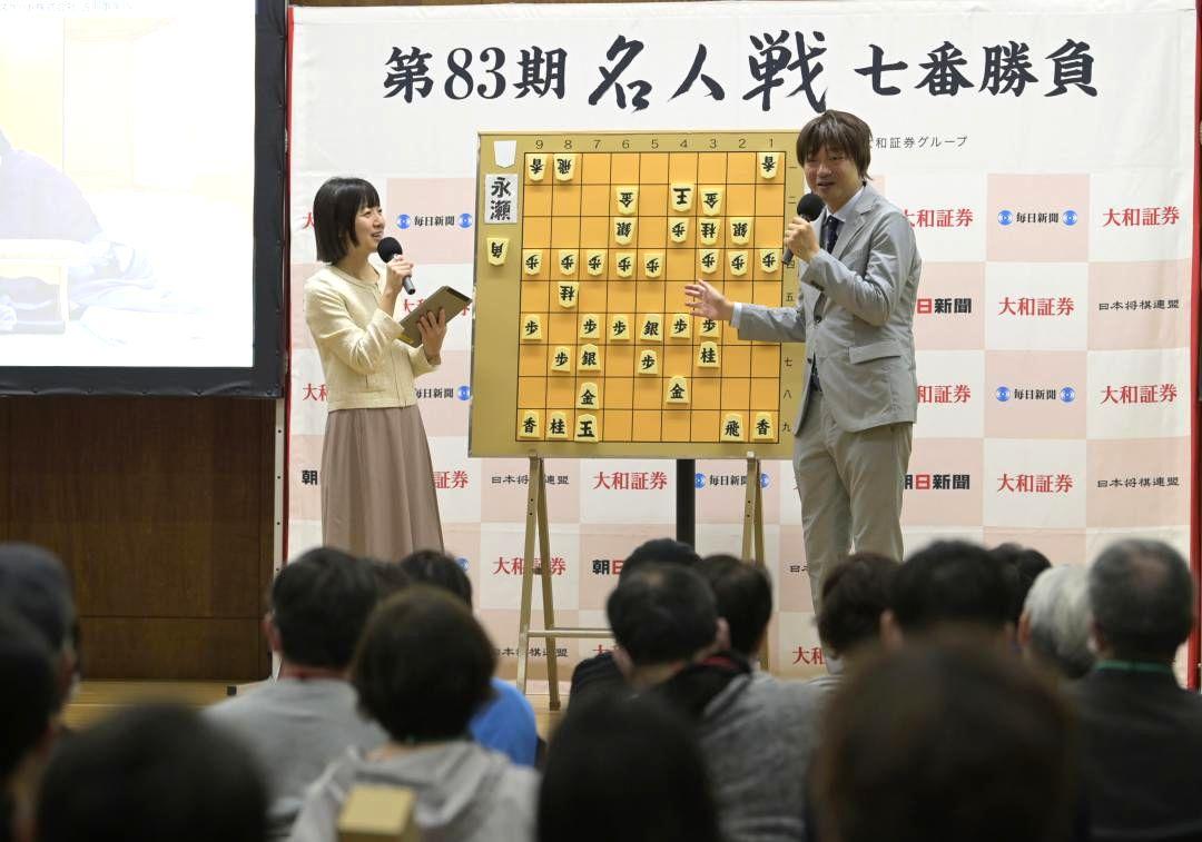 対局の解説をする佐藤紳哉七段(右)と聞き手で古河市出身の宮宗紫野女流二段=30日午後、古河市横山町
