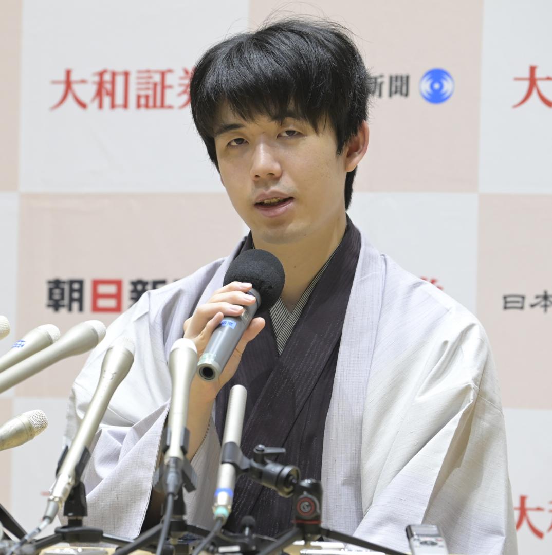 名人戦で3連覇し、終局後の記者会見で質問に答える藤井聡太名人=31日午前1時16分、古河市横山町