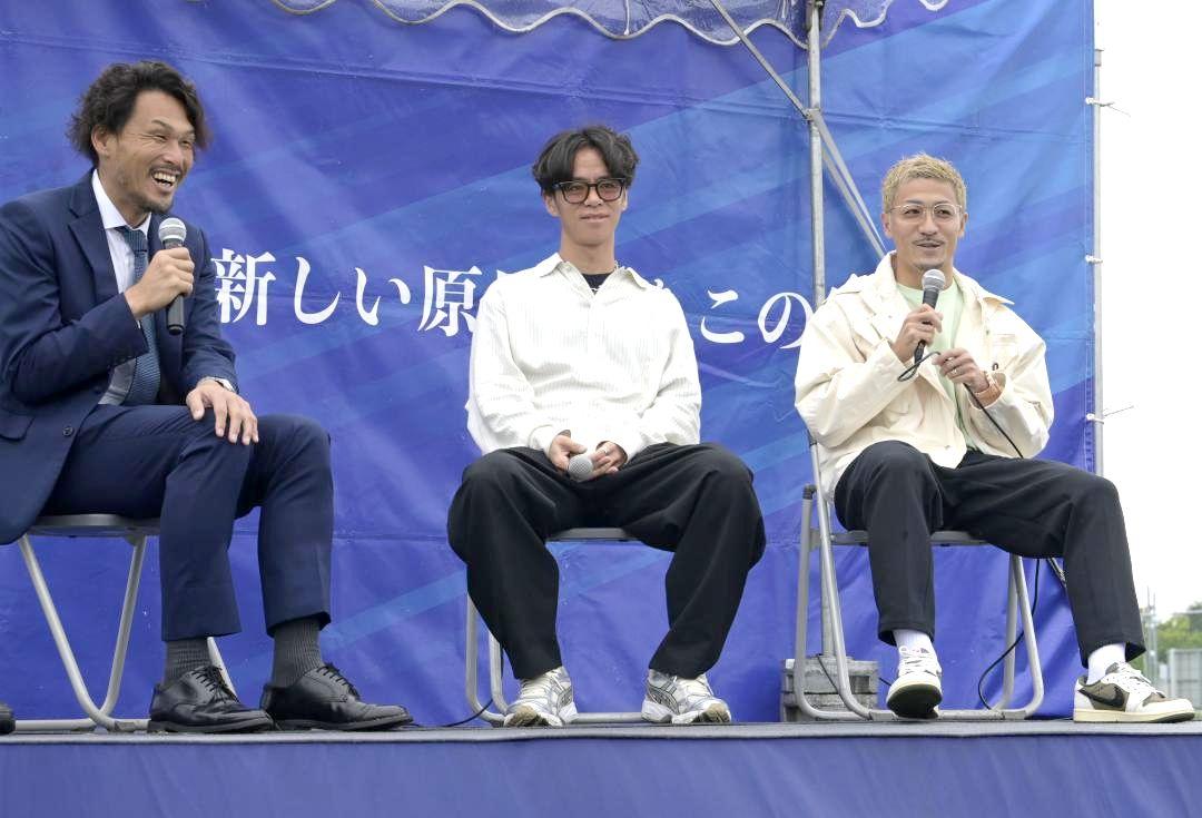 古巣の水戸でトークイベントを行ったシントトロイデン・伊藤(中央)とセルティック・前田(右)=水戸市小吹町
