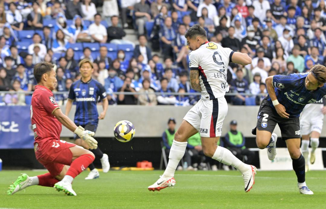 G大阪-鹿島 前半9分、先制ゴールを決める鹿島・レオセアラ(右)=パナソニックスタジアム吹田