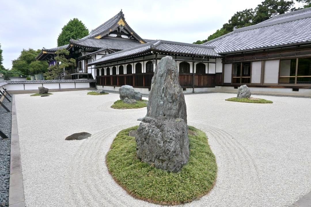 本堂の隣に広がる枯山水。参拝客からは「小京都」と評される
