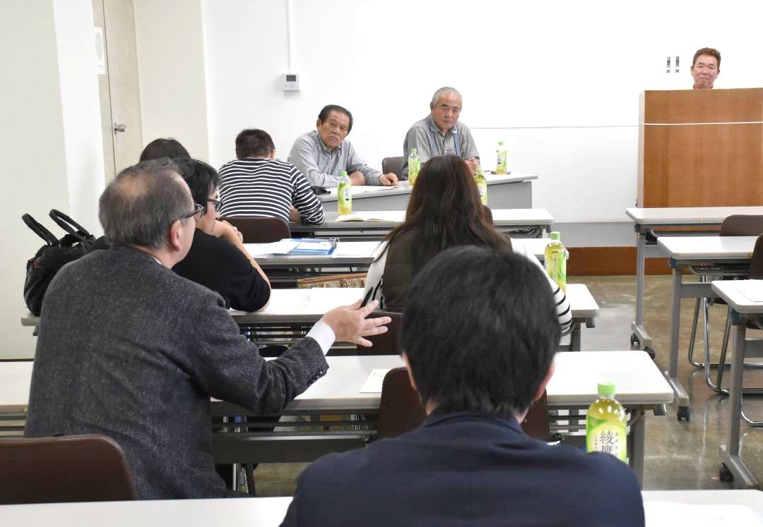 不法就労防止対策などを話し合った県外国人受入団体協議会の定例会=水戸市緑町の県青少年会館