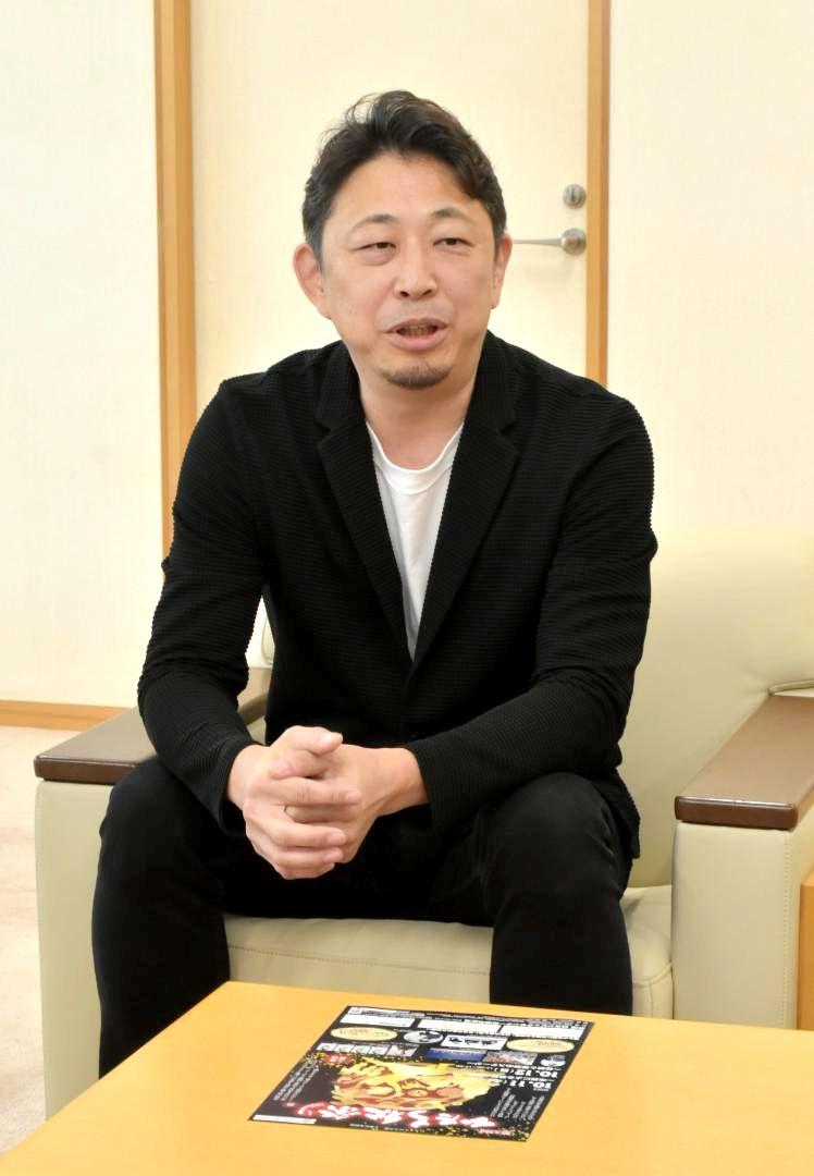初監修する「ひたち秋祭り」をアピールする上妻宏光さん=日立市役所
