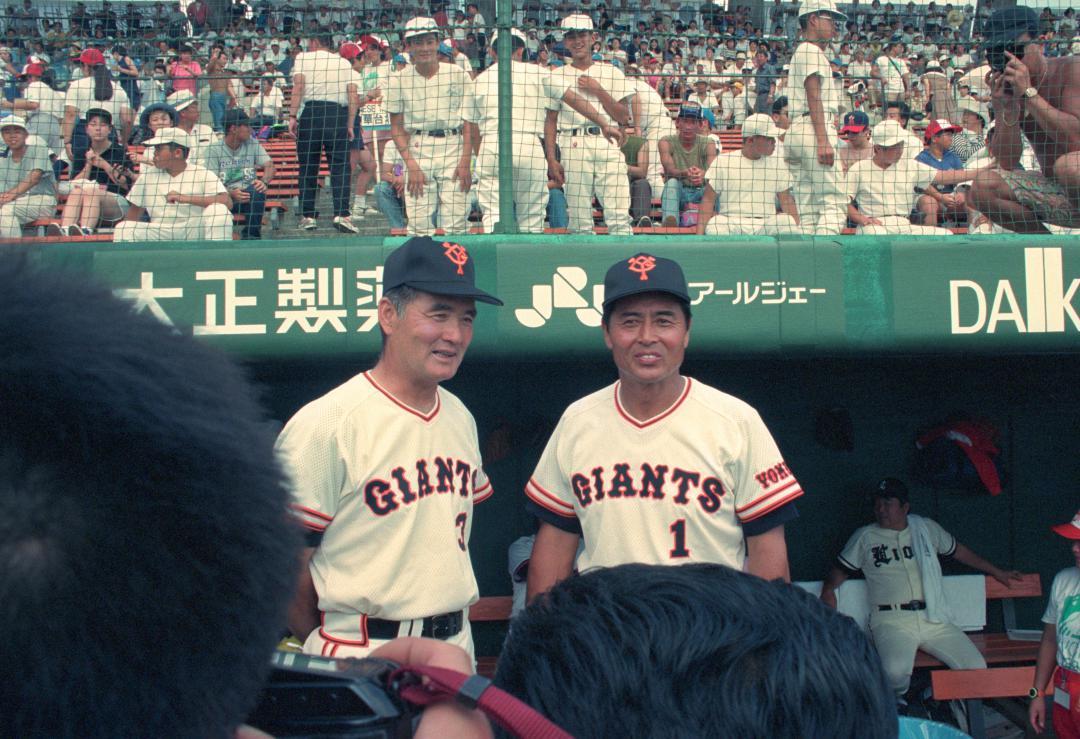 プロ野球の日米OBオールスターゲームに出場するため茨城県を訪れた長嶋茂雄さん(左)。右は王貞治さん=1992年8月24日、水戸市民球場
