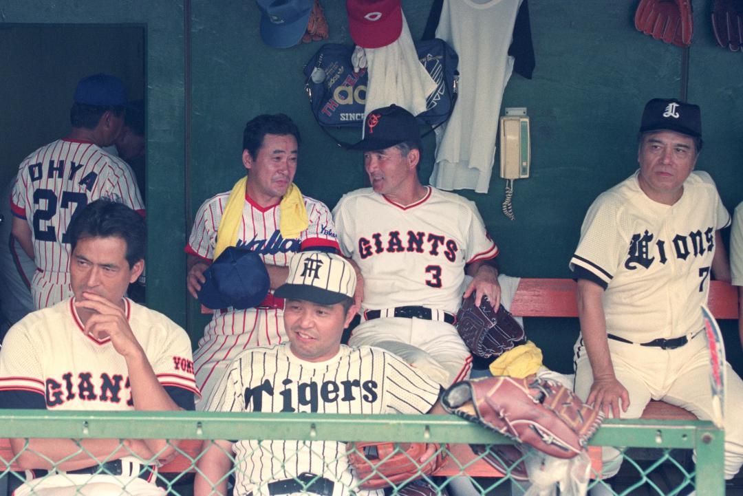 プロ野球の日米OBオールスターゲームに出場するため茨城県を訪れた長嶋茂雄さん(後列中央右)=1992年8月24日、水戸市民球場