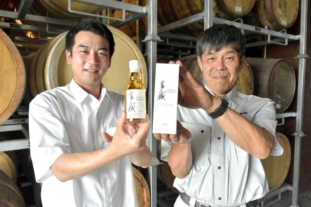「高藏　REBORN　PLUM　WINE　CASK　FINISH」を紹介する明利酒類の加藤喬大常務(左)ら=水戸市元吉田町
