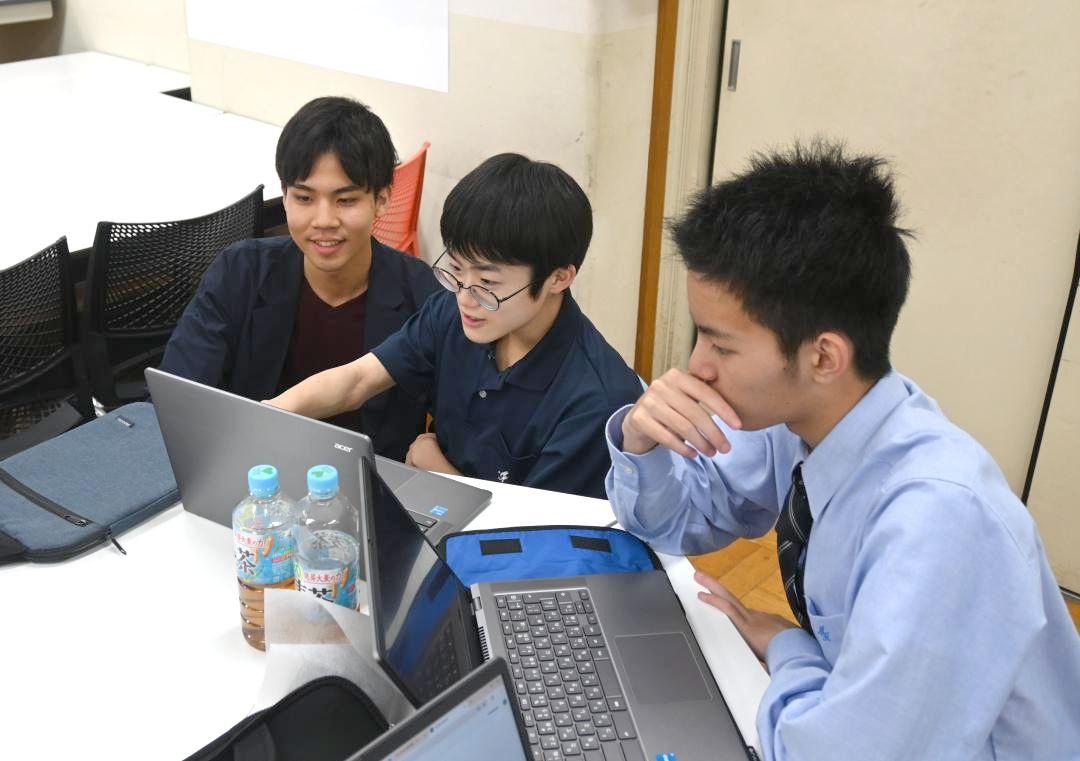 DXコースでAIを使った授業に臨む水戸葵陵高生=水戸市千波町
