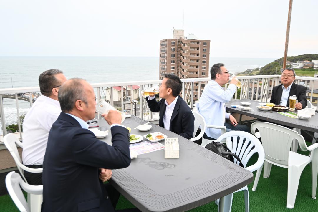 海が一望できるビアガーデンで次々とジョッキを傾ける人たち=日立市旭町