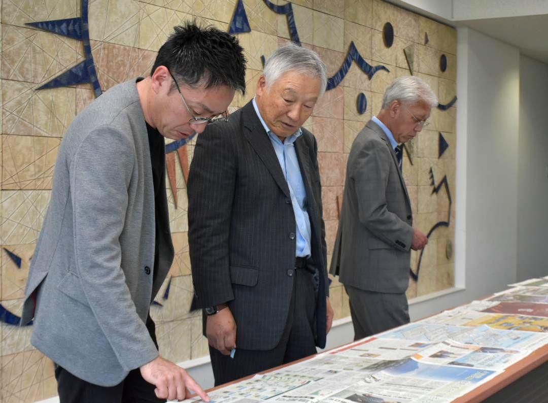 広告紙面を評価する審査委員ら=水戸市笠原町
