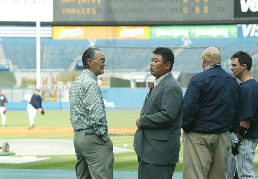 米国のヤンキースタジアムで長嶋茂雄さん(左)と話す大久保博元さん=大久保さん提供
