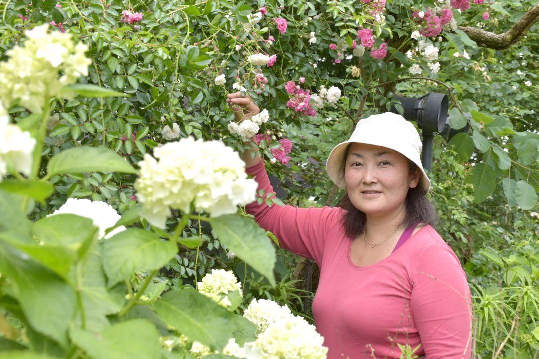 オープンガーデン代表の坂野郁子さん。園内ではバラやアジサイ、季節の草花が観賞できる=常総市大生郷町
