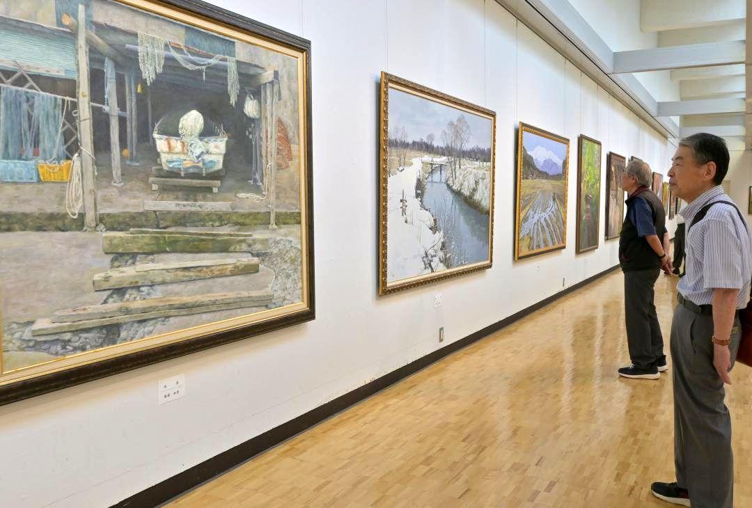 風景画を中心に写実的な作品が並ぶ会場=水戸市千波町