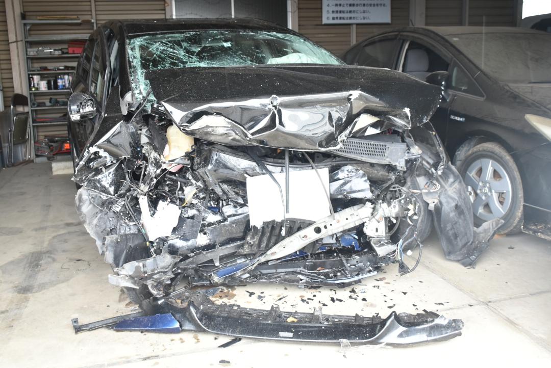 逆走による衝突で前部が大破した乗用車=10日午前10時ごろ、境署